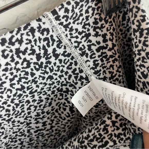 Athleta Salutation Stash Pocket II 7/8 Textured Tight - Picture 4 of 10